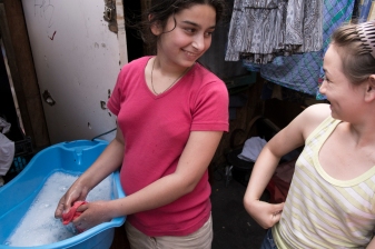 Yann Merlin. La Courneuve, juin juillet 2013, Les jeunes filles s occupent de la lessive et des repas quand elles reviennent de la manche en début d apres-midi.