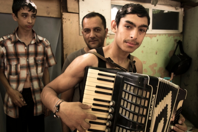 La musique peut etre une source de revenus a condition de pouvoir jouer ce qui est de plus en plus difficile notamment dans le metro ou iles roms sont souvent pourchasses.
